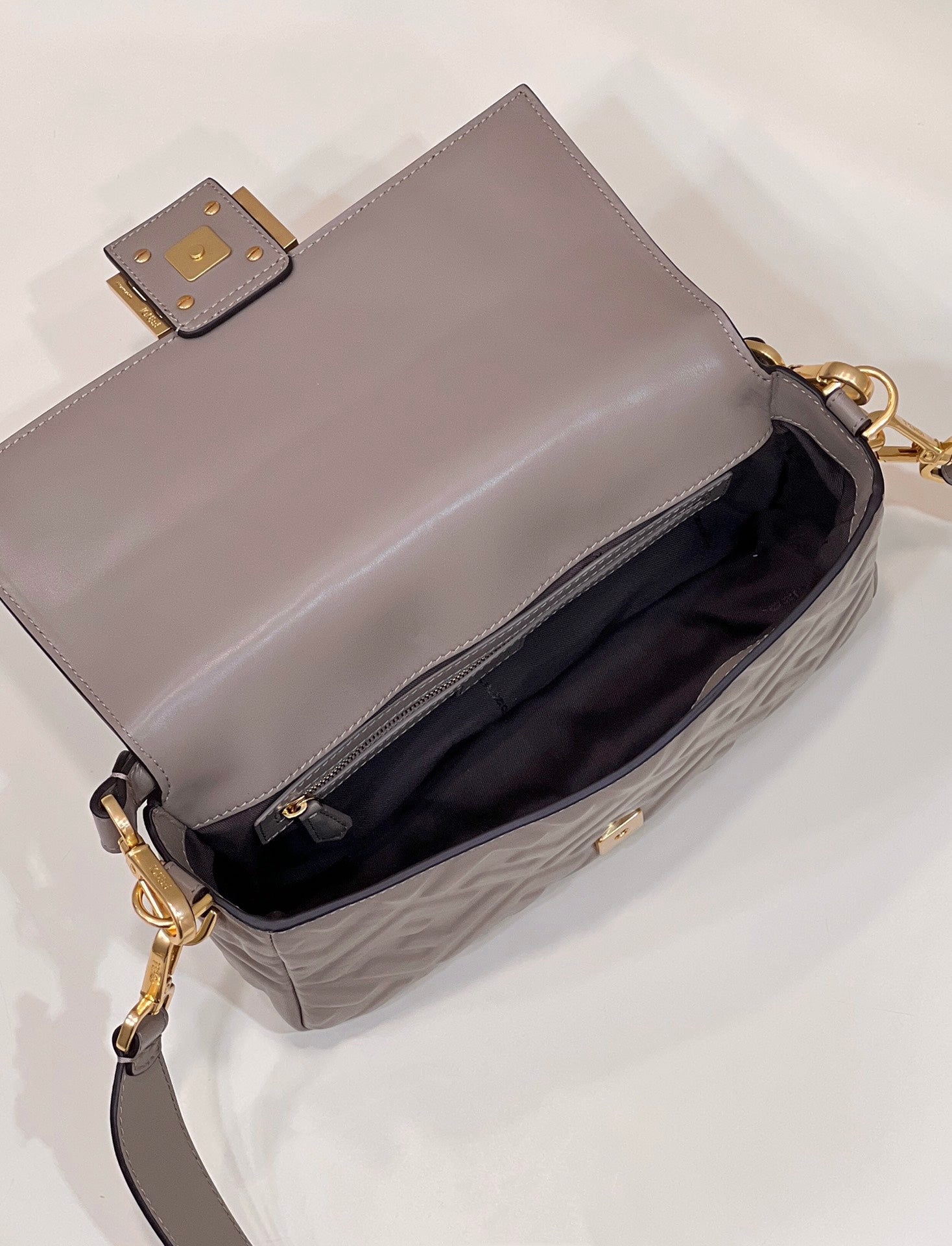 BAGUETTE WITH FF MOTIF 27 IN PINE CONE SOFT LAMBSKIN GOLD HARDWARE