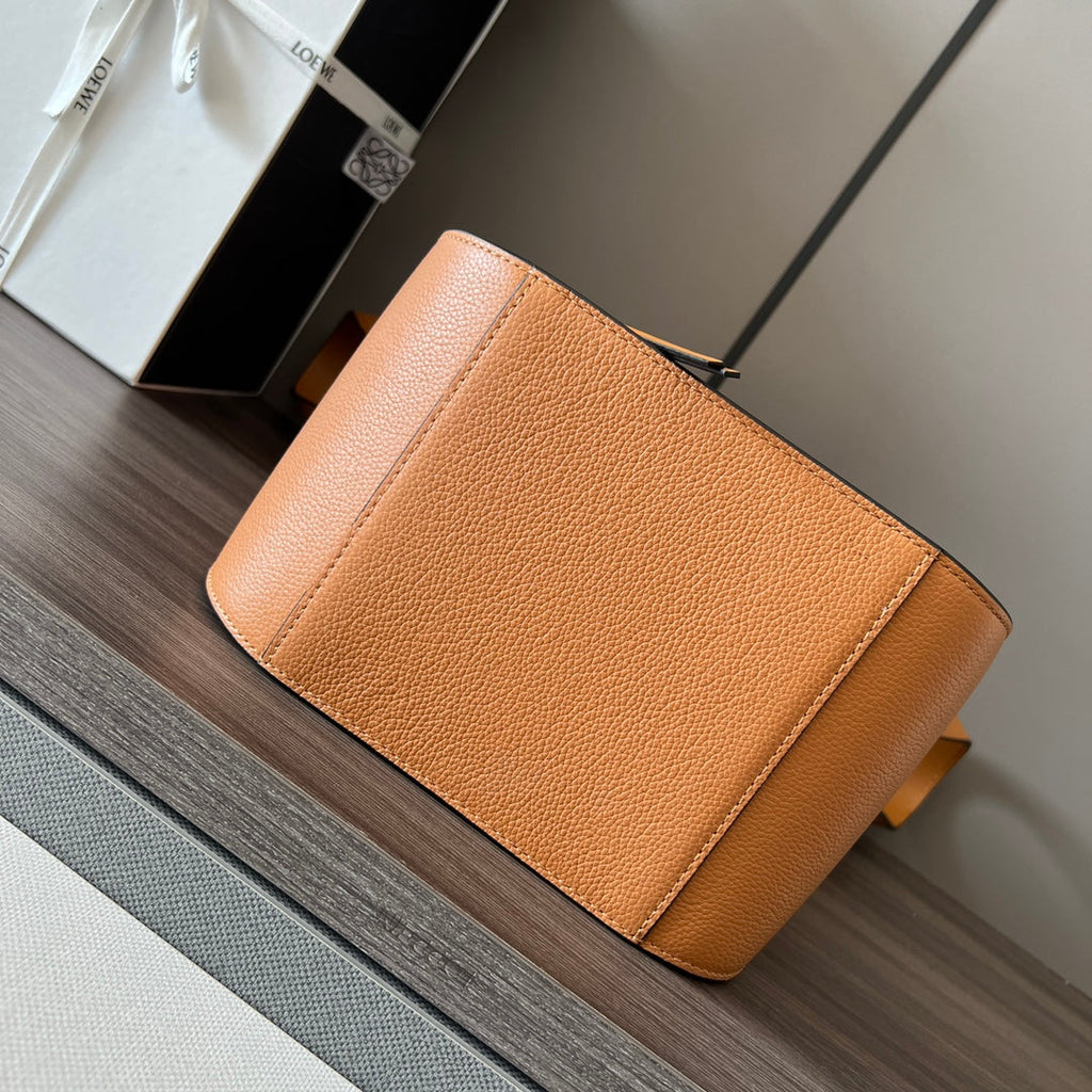 LOEWE 25S HAMMOCK BAG 20 IN ORANGE CALFSKIN GOLD HARDWARE