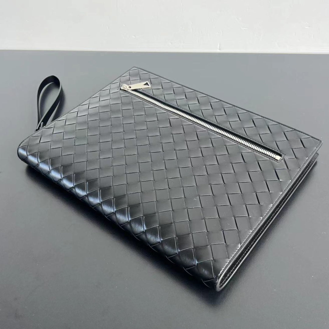 INTRECCIATO CLUTCH 32 IN BLACK SOFT CALFSKIN