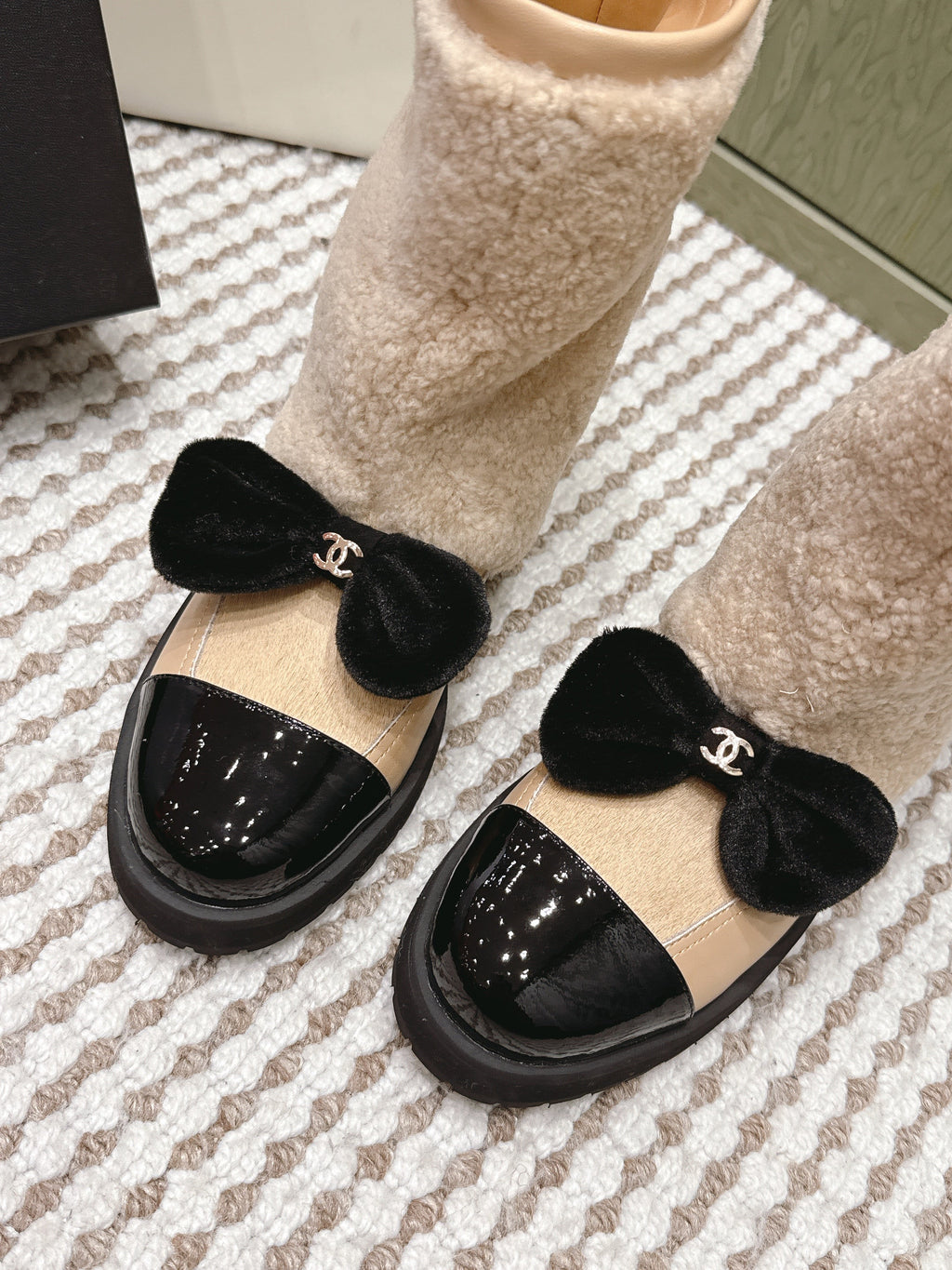 CHANEL 25S ANKLE BOOTS IN BEIGE SHEARLING LAMBSKIN AND BLACK PATENT CALFSKIN
