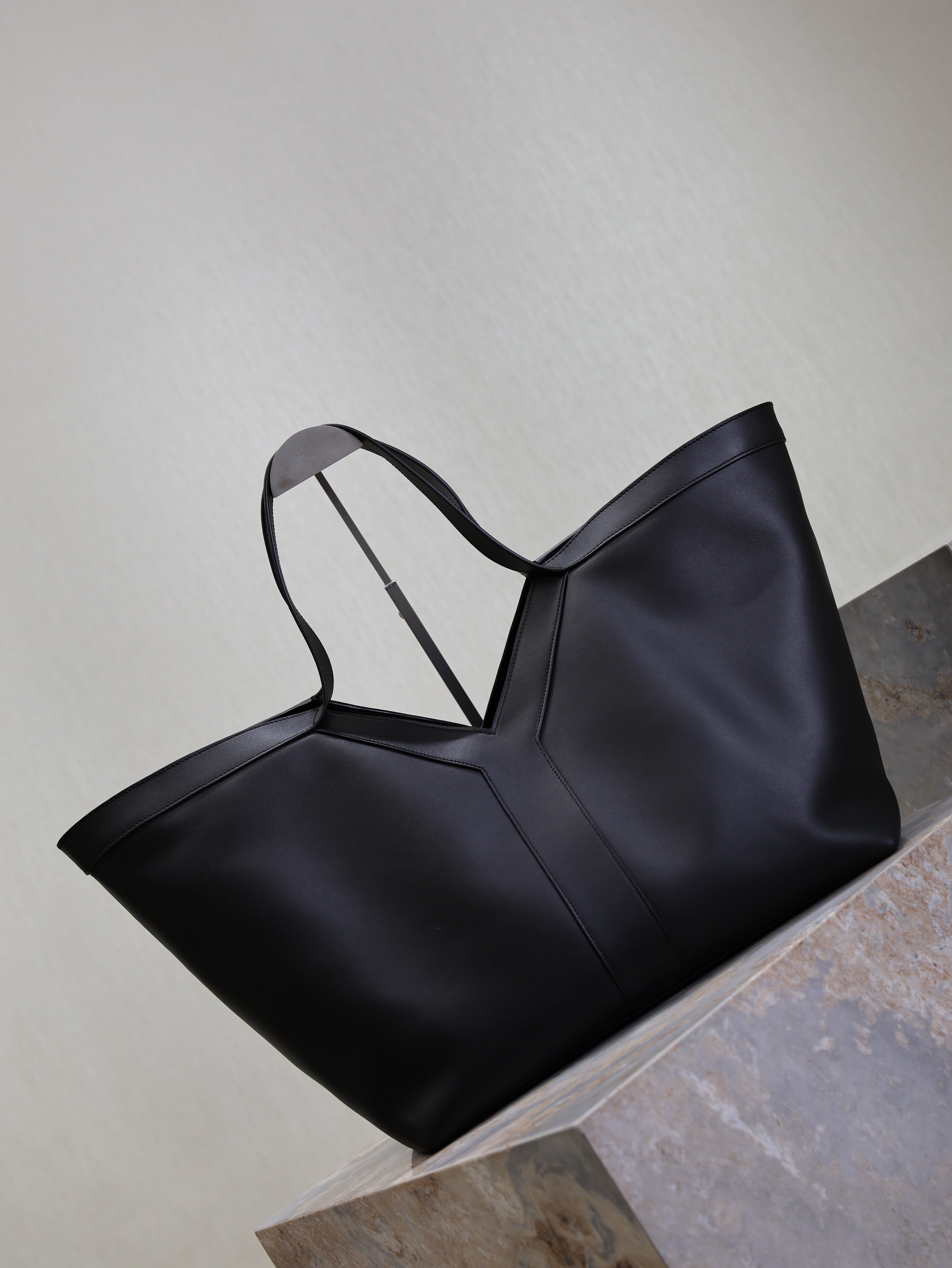 YSL 25S Y TOTE 50 IN BLACK CALFSKIN GOLD HARDWRE