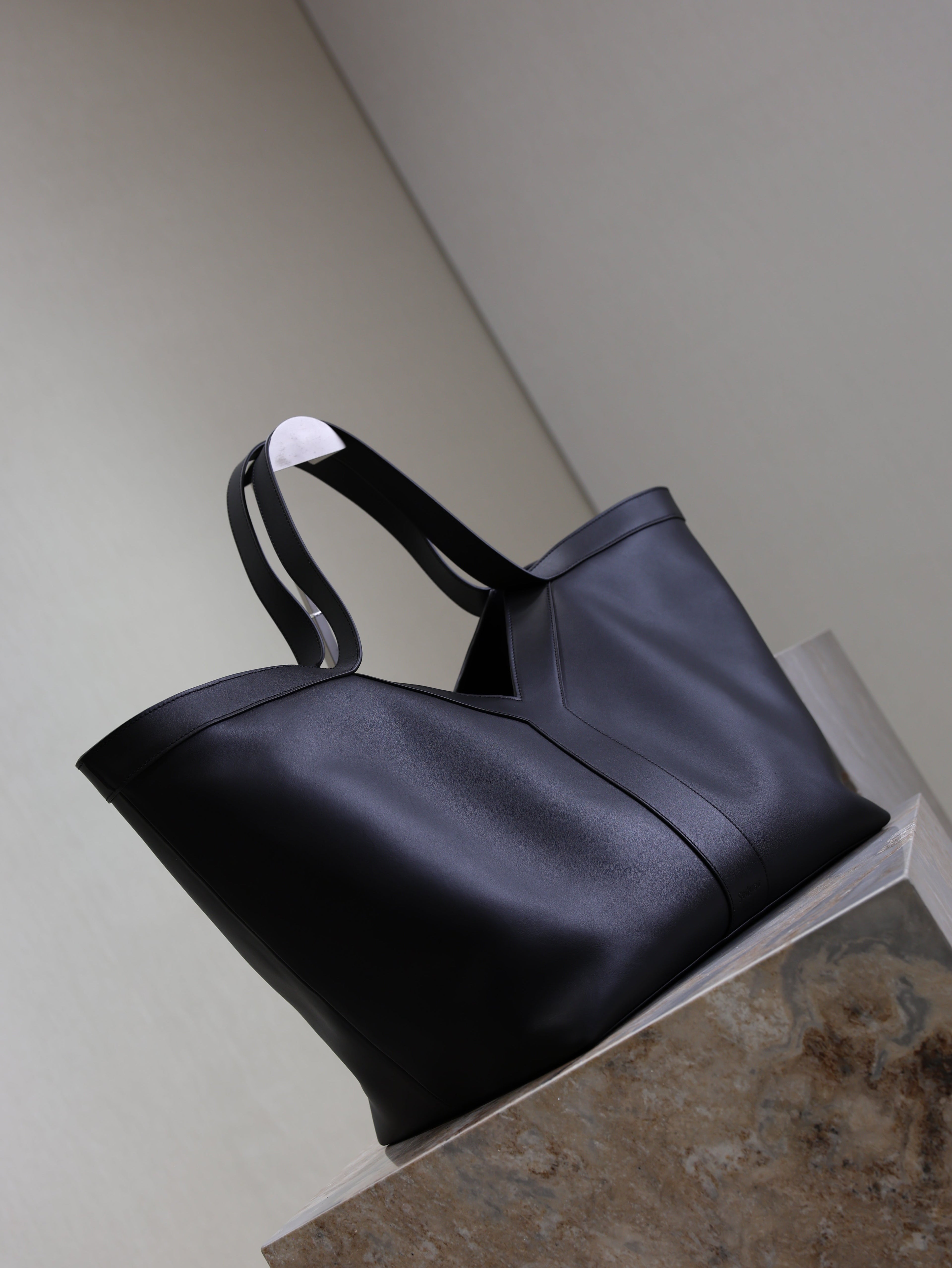 YSL 25S Y TOTE 50 IN BLACK CALFSKIN GOLD HARDWRE