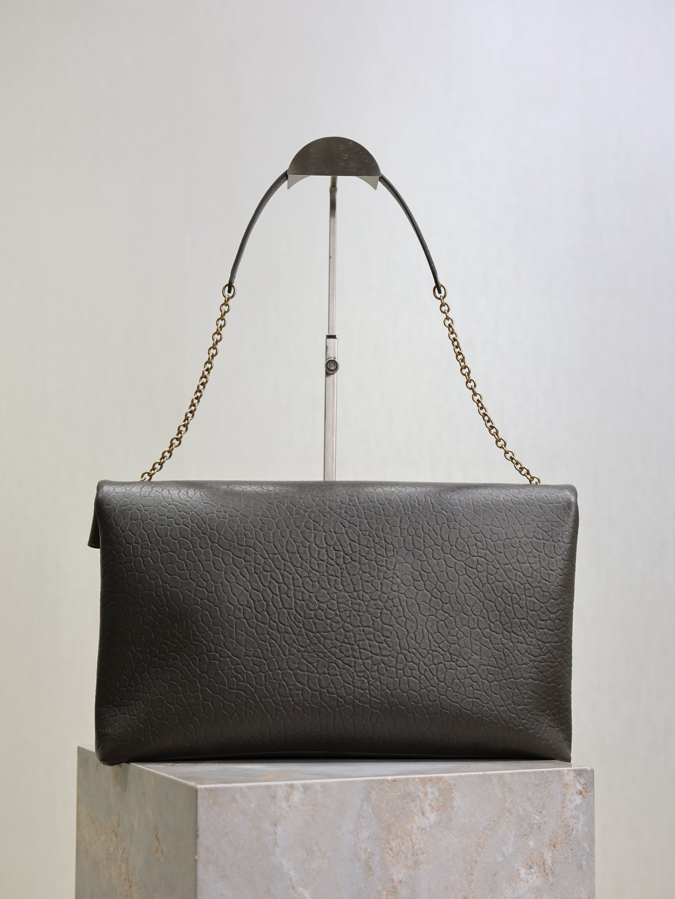YSL 25S CASSANDRE ENVELOPE MESSENGER 35 IN LIGHT MUSK LAMBSKIN GOLD HARDWARE