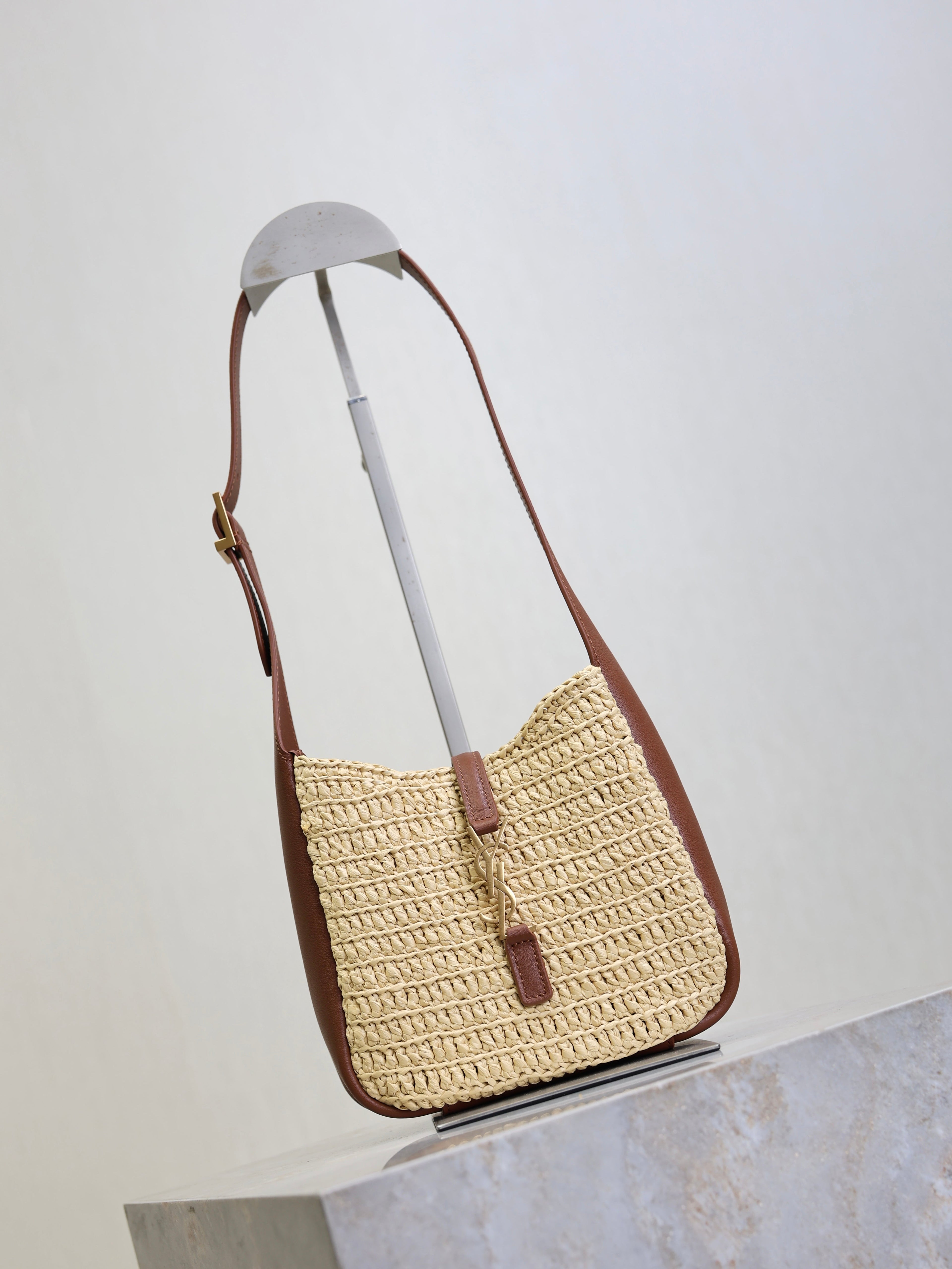 YSL 25S LE 5 À 7 SUPPLE BABY 16 IN RAFFIA AND CALFSKIN GOLD HARDWARE