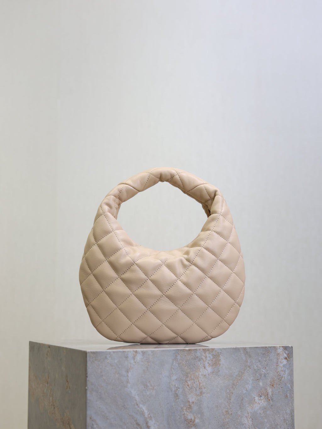 YSL 25S ICARINO 17 IN BEIGE QUILTED CALFSKIN GOLD HARDWRE