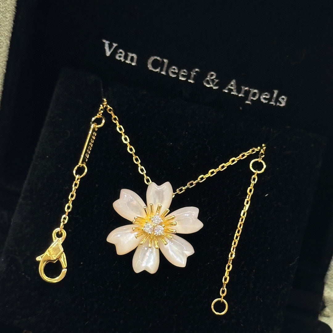 18K Rose de No?l Necklace
