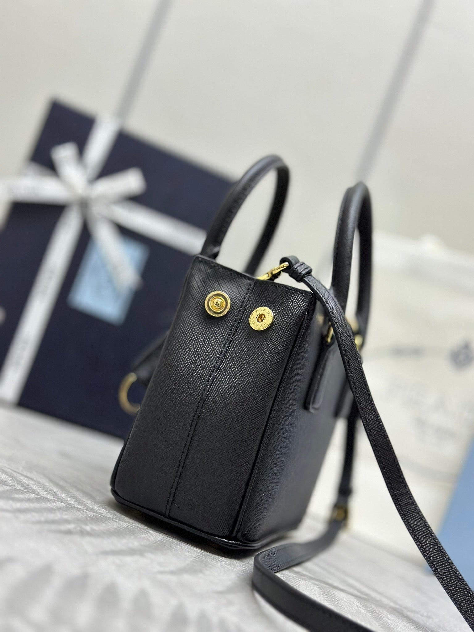 PRADA 25S GALLERIA MEDIUM BAG 20 IN BLACK CALFSKIN GOLD HARDWRE