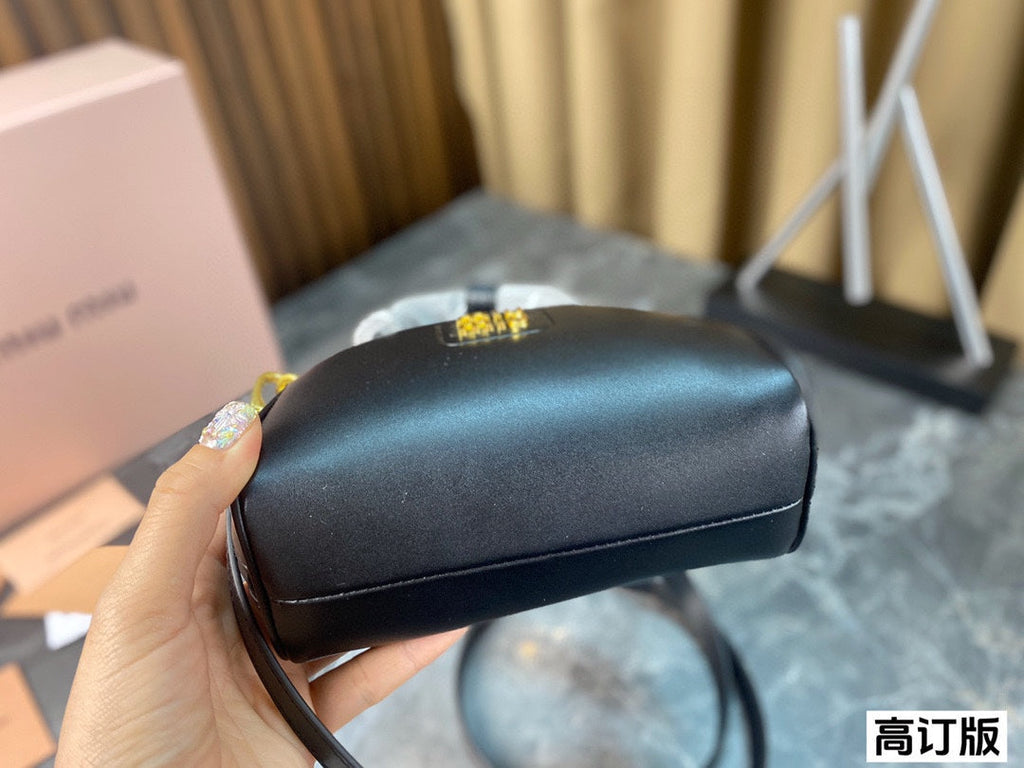 HALF - MOON BAG 18 IN BLACK CALFSKIN